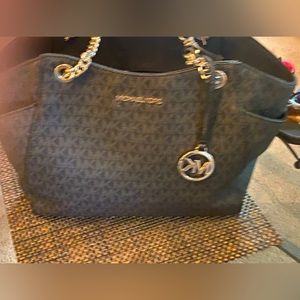Women Michael Kors purse. Black/ Grey Medium Size